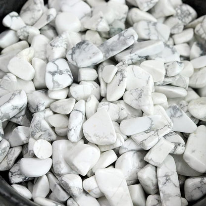 1lb Howlite Aquarium Gravel Rocks Natural Tumbled Healing Crystal Chips Bulk Gemstones Crushed Stones for Fountain Vase Filler Planters Decorative Fish Tank Potted Reiki Energy Balancing